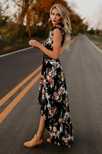 Mujer llevando un vestido negro con flores